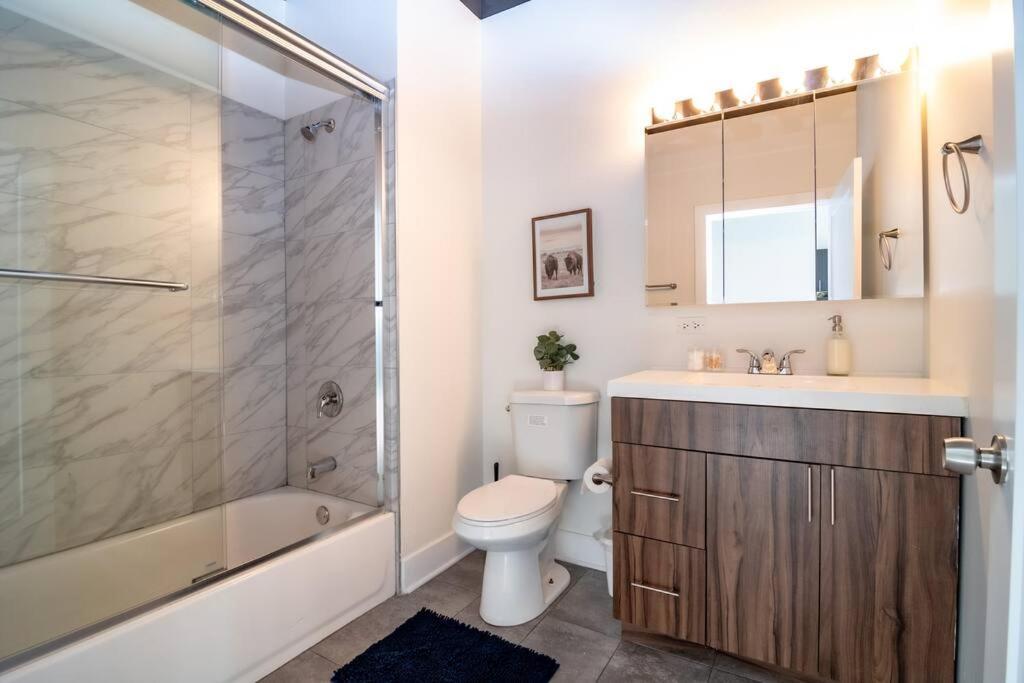 Mccormick Place Beautiful 2Br Apartment With Optional Parking Sleeps Up To 8 Near Soldier Field, Grant Park And Lakefront Trail شيكاغو المظهر الخارجي الصورة